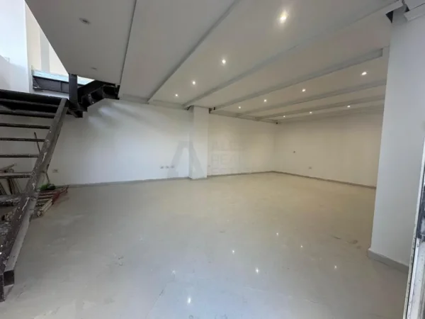 Tirane, jap me qera ambjent biznesi Kati 0, 260 m² 2.600 € (bulevardi zogu 1)