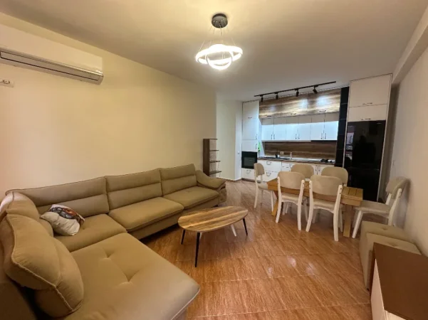 Tirane, jepet me qera apartament 2+1 Kati 3, 87 m² 520 € (UNAZE E RE, BAR RETURN)