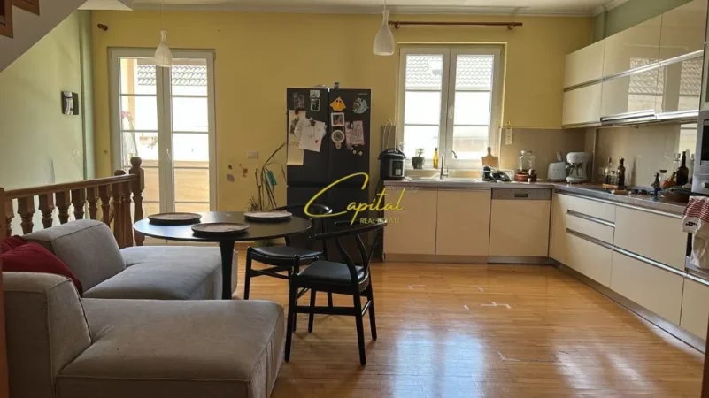 Tirane, jepet me qera apartament 2+1 Kati 1, 175 m² 1.100 € (PALLATI I BRIGADAVE)