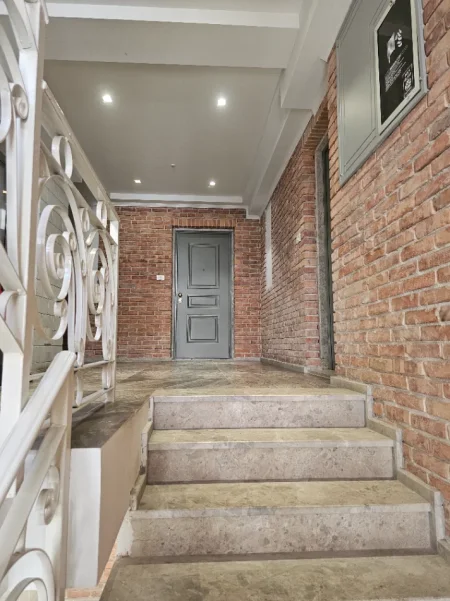 Tirane, jepet me qera nga Pronari, pa-komision zyre Kati 1, 74 m² (Themistokli Gërmenji)