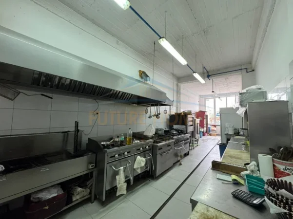 jap me qera Godine  biznesi Kati 3, 1.400 m² 15.000 € (Lunder)