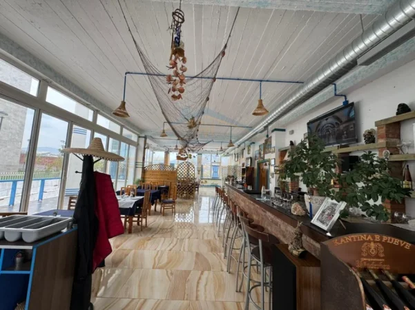 jap me qera Godine  biznesi Kati 3, 1.400 m² 15.000 € (Lunder)