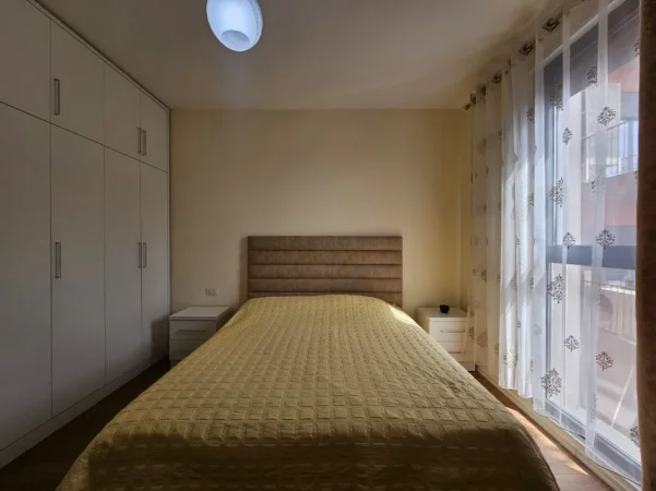 Tirane, jepet me qera apartament 1+1+Ballkon Kati 8, 75 m² 570 € (Rruga Sadik Petrela)