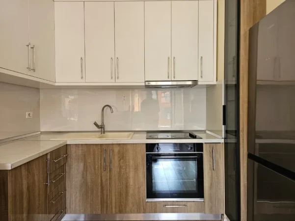 Tirane, jepet me qera apartament 1+1+Ballkon Kati 8, 75 m² 570 € (Rruga Sadik Petrela)