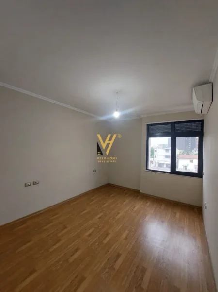 Tirane, jepet me qera zyre Kati 2, 130 m² 820 € (UNAZA E RE)