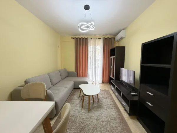Tirane, jepet me qera apartament 1+1 Kati 4, 70 m² 420 € (prane rrotondos)