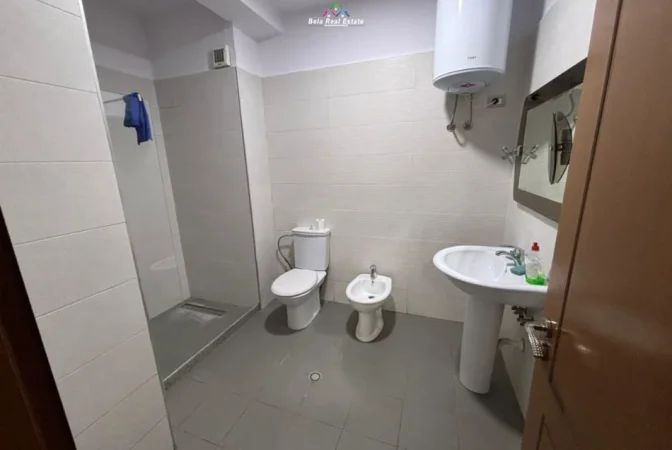 Tirane, jepet me qera zyre , 140 m² 830 € (Komuna e parisit)