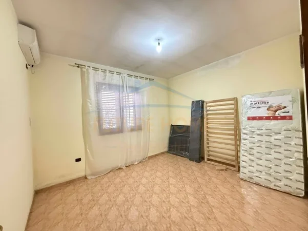 Tirane, jepet me qera apartament 2+1 Kati 1, 115 m² 450 € (LAPRAKE)