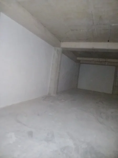 Tirane, jepet me qera magazine Kati -1, 157 m² 1.000 € (Ish Stacioni i Trenit)