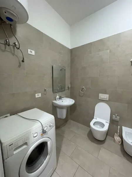 Tirane, jepet me qera apartament 1+1+Ballkon Kati 4, 65 m² 600 € (Square 21)