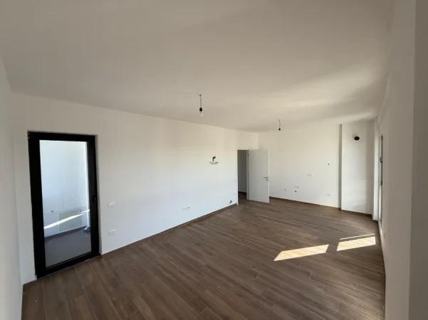 Tirane, jepet me qera zyre Kati 9, 81 m² 500 € (RRUGA E DIBRES)