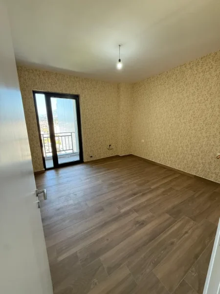 Tirane, jepet me qera zyre Kati 9, 81 m² 500 € (RRUGA E DIBRES)