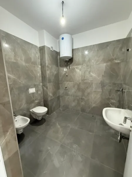 Tirane, jepet me qera zyre Kati 9, 81 m² 500 € (RRUGA E DIBRES)