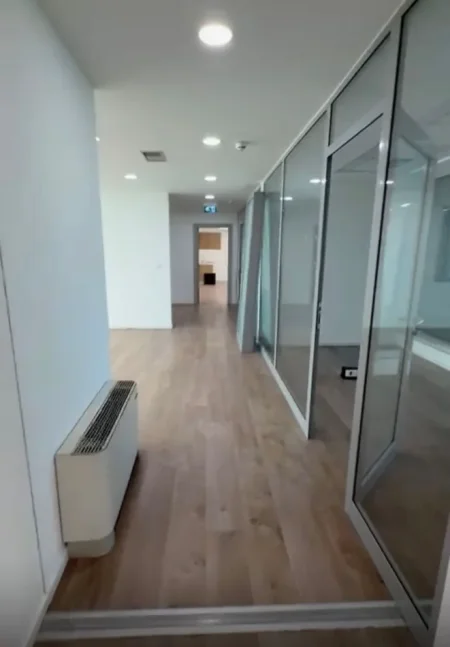 Tirane, jepet me qera zyre Kati 12, 220 m² 6.600 € (GALERIA ETC)