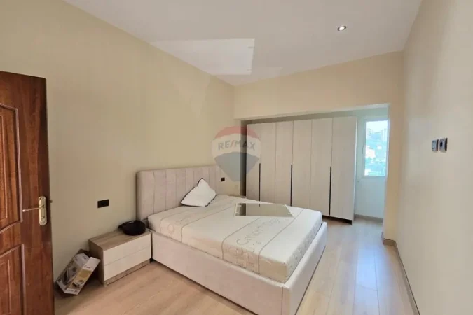Tirane, jepet me qera apartament 2+1+Ballkon , 500 € (Vilat Gjermane)