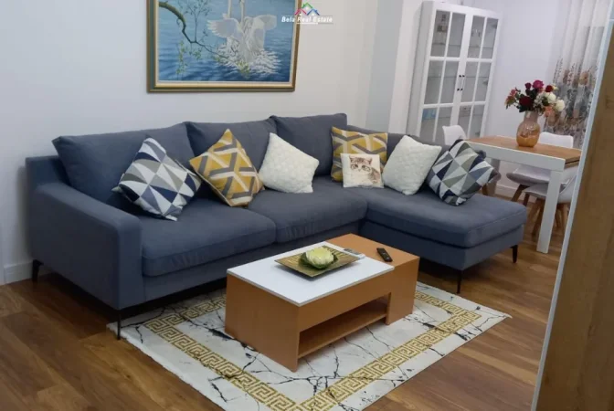 Tirane, jepet me qera apartament 1+1+Ballkon Kati 3, 70 m² 680 € (blloku)