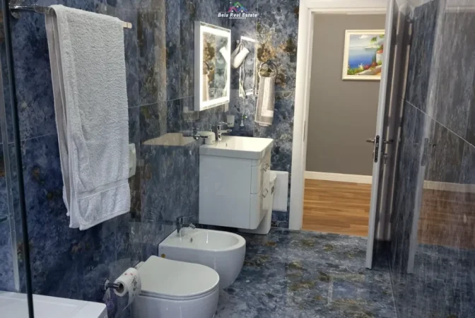 Tirane, jepet me qera apartament 1+1+Ballkon Kati 3, 70 m² 680 € (blloku)