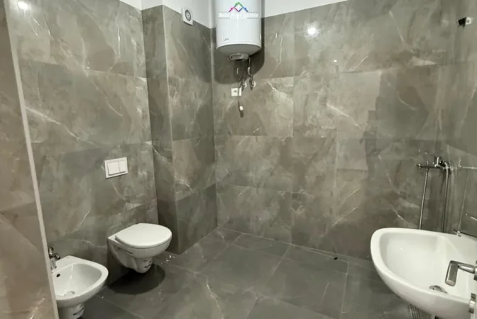 Tirane, jepet me qera zyre Kati 9, 83 m² 500 € (farmacia 10)