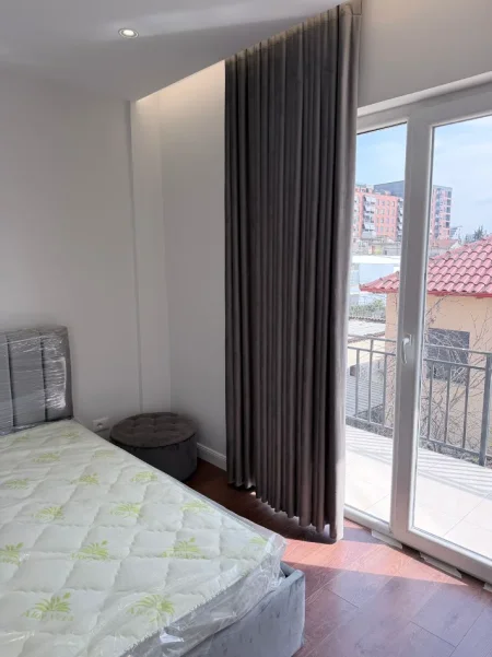 Tirane, jepet me qera apartament 1+1+Ballkon Kati 2, 70 m² 470 € (RRUGA 5 MAJI)