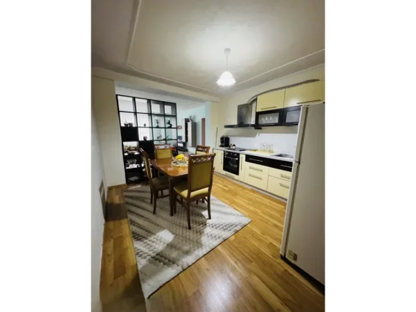 Tirane, jepet me qera apartament 1+1+Ballkon Kati 5, 90 m² 700 € (tirana e re, rruga gjik kuqali)