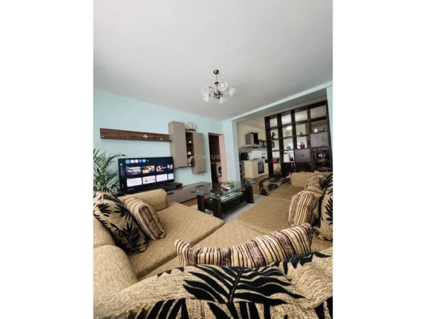 Tirane, jepet me qera apartament 1+1+Ballkon Kati 5, 90 m² 700 € (tirana e re, rruga gjik kuqali)