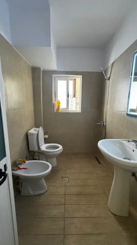 Tirane, jepet me qera apartament 1+1 Kati 3, 70 m² 450 € (Rruga Irfan Tomini)