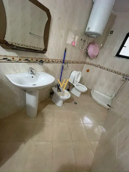 Tirane, jepet me qera apartament 1+1+Ballkon Kati 3, 65 m² 620 € (SELVIA)