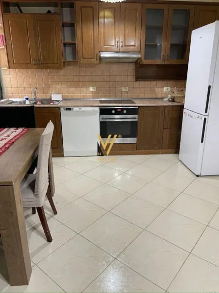 Tirane, jepet me qera apartament 1+1+Ballkon Kati 3, 65 m² 620 € (SELVIA)