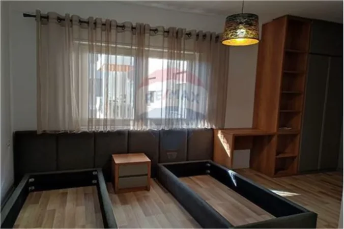 Tirane, jepet me qera apartament 1+1 Kati 1, 650 € (foleja e gjelber)