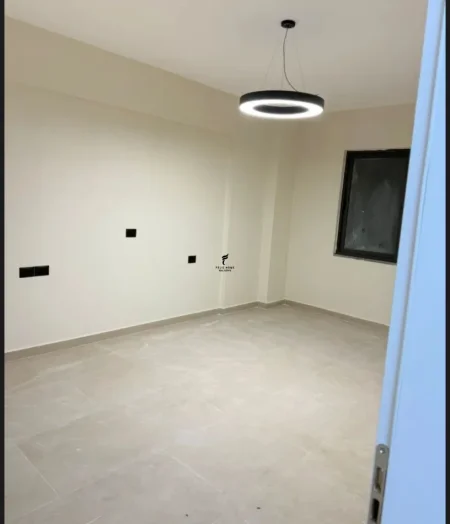 Tirane, jepet me qera apartament 2+1 Kati 2, 100 m² 750 € (KODRA E DIELLIT)
