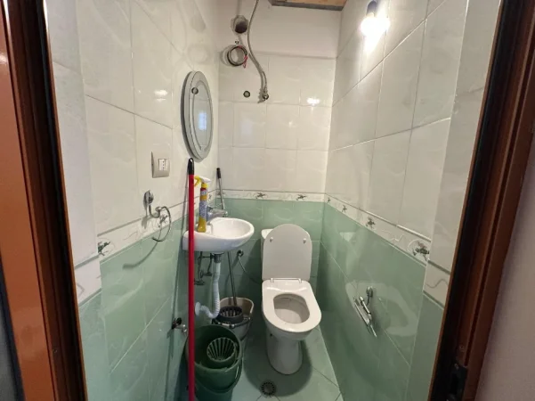 Durres, jepet me qera ambjent biznesi Kati 0, 45 m² 300 € (pranë Extra market)