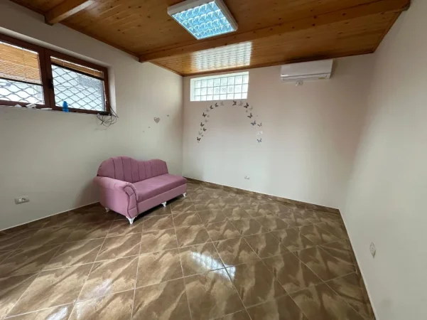 Durres, jepet me qera ambjent biznesi Kati 0, 45 m² 300 € (pranë Extra market)