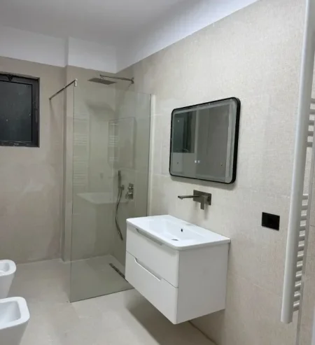 Tirane, jepet me qera apartament 2+1 Kati 2, 100 m² 750 € (Kristal Center)
