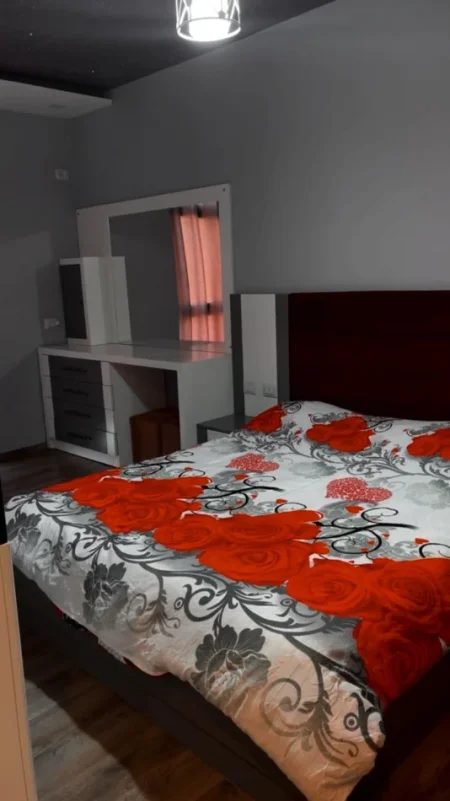 Tirane, jepet me qera apartament 2+1+Ballkon Kati 4, 100 m² 500 € (PRANE RRETHIT)