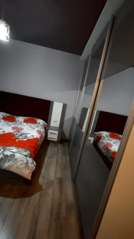 Tirane, jepet me qera apartament 2+1+Ballkon Kati 4, 100 m² 500 € (PRANE RRETHIT)