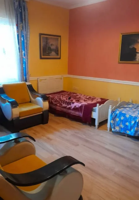 Tirane, jepet me qera apartament 2+1 Kati 1, 130 m² 650 € (KOMUNA E PARISIT)