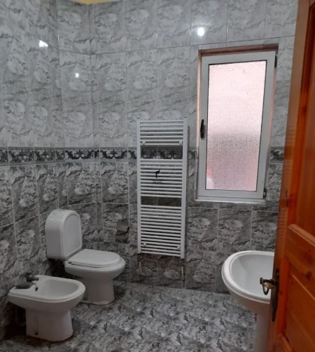 Tirane, jepet me qera apartament 2+1 Kati 1, 130 m² 650 € (KOMUNA E PARISIT)
