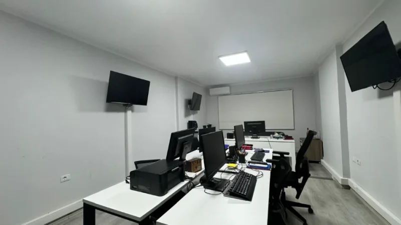 Tirane, jepet me qera ambjent biznesi Kati 1, 95 m² 1.000 € (Rruga Margarita Tutulani)