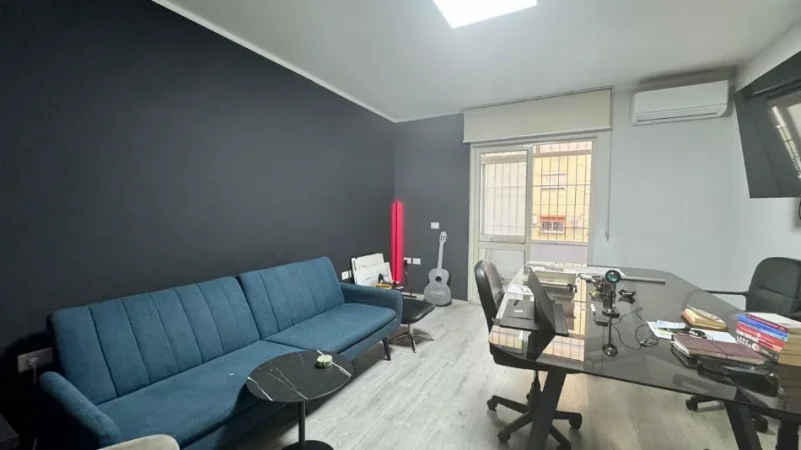 Tirane, jepet me qera ambjent biznesi Kati 1, 95 m² 1.000 € (Rruga Margarita Tutulani)