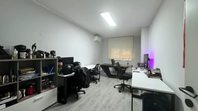 Tirane, jepet me qera ambjent biznesi Kati 1, 95 m² 1.000 € (Rruga Margarita Tutulani)