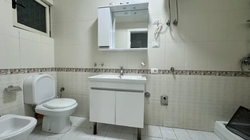 Tirane, jepet me qera ambjent biznesi Kati 1, 95 m² 1.000 € (Rruga Margarita Tutulani)