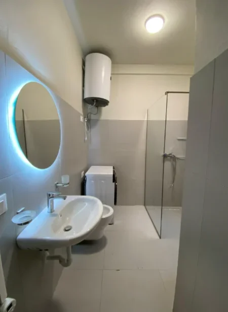 Tirane, jepet me qera apartament 1+1 Kati 2, 80 m² 650 € (Astir)