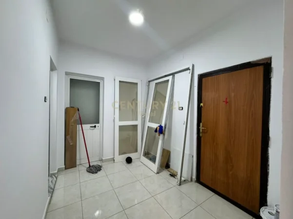 Tirane, jepet me qera ambjent biznesi Kati 0, 52 m² 700 € (Rruga Naim Frasheri)
