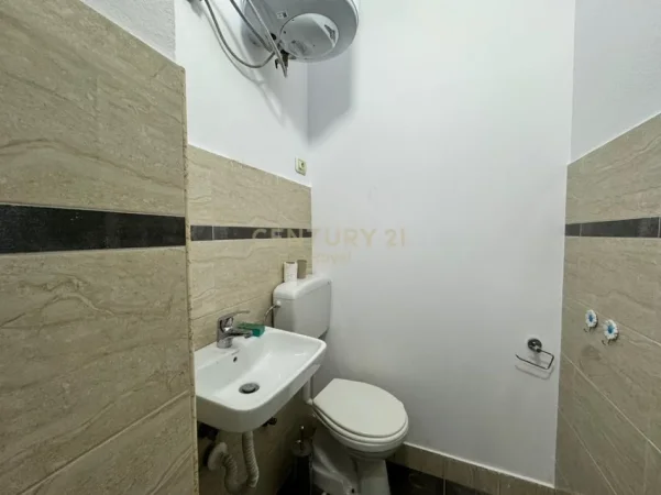 Tirane, jepet me qera ambjent biznesi Kati 0, 52 m² 700 € (Rruga Naim Frasheri)