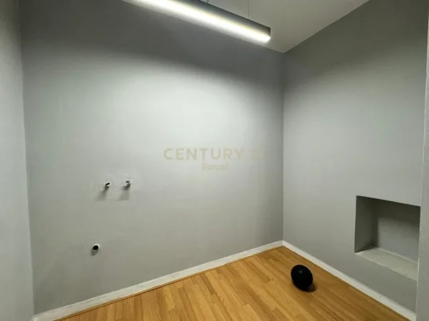 Tirane, jepet me qera ambjent biznesi Kati 0, 52 m² 700 € (Rruga Naim Frasheri)