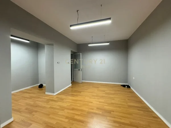 Tirane, jepet me qera ambjent biznesi Kati 0, 52 m² 700 € (Rruga Naim Frasheri)