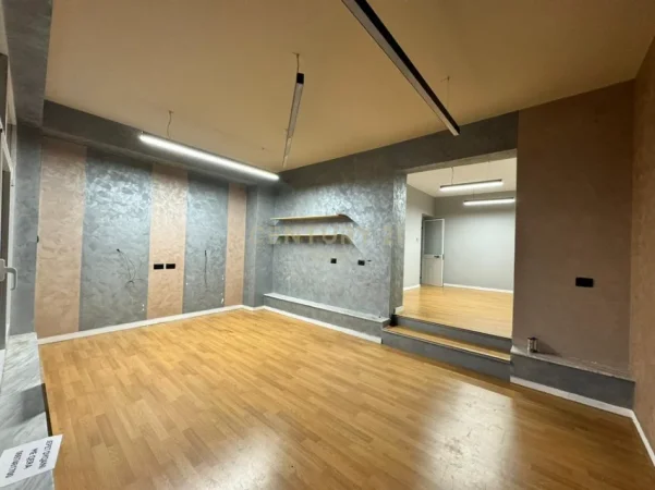 Tirane, jepet me qera ambjent biznesi Kati 0, 52 m² 700 € (Rruga Naim Frasheri)