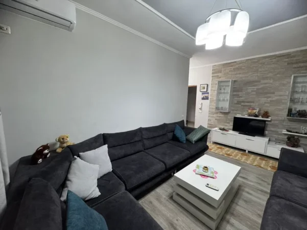 Tirane, jepet me qera apartament 1+1+Ballkon Kati 7, 70 m² 400 € (Astir)