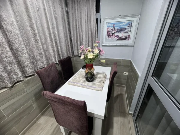 Tirane, jepet me qera apartament 1+1+Ballkon Kati 7, 70 m² 400 € (Astir)