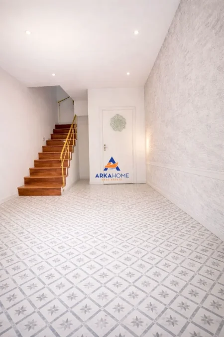 Tirane, jepet me qera ambjent biznesi Kati 0, 50 m² 470 € 